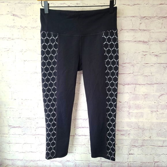 Athleta Chaturanga Capri Cropped Black White Lasercut Lace Detail Leggings Small - Picture 1 of 8